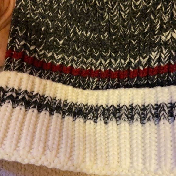 *free with purchase* Knit pom pom toque - Picture 2 of 4